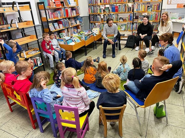 Vorlesen ist fr Kinder enorm wichtig &#8211; hier in der Bibliothek Steinen .  | Foto: Bibliothek Steinen 