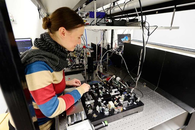 Die Wissenschaftlerin Chiara Lindner bei ihrer Arbeit im Labor  | Foto: Ingo Schneider