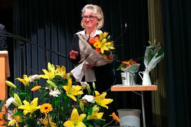 Frnzi Kleeb nimmt Blumen am Wahlabend entgegen.  | Foto: Philipp Schulte