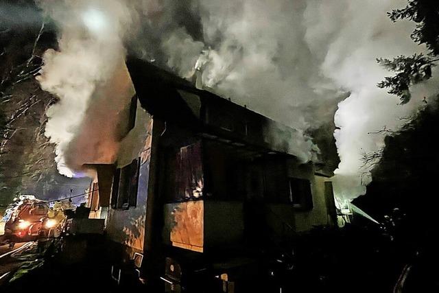 Gasflaschen in brennendem Wohnhaus fordern die Kenzinger Feuerwehr