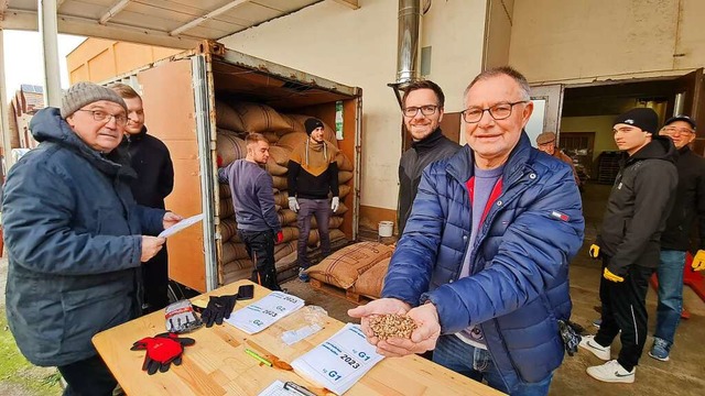 Die neue Ernte ist eingetroffen: 17 To...er am Samstag in Langenau einzulagern.  | Foto: Gerald Nill