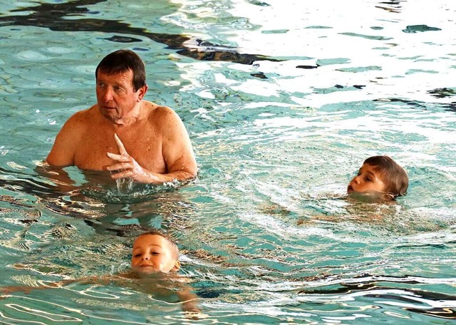 Schwimmlehrer Claus Tenten bringt im H...rafenhausen Kindern das Schwimmen bei.  | Foto: Dorothe Kuhlmann