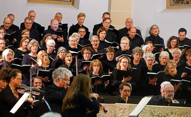 Der Motettenchor und das Barockorchest...ten mit Schuberts groer Messe Es-Dur.  | Foto: Roswitha Frey