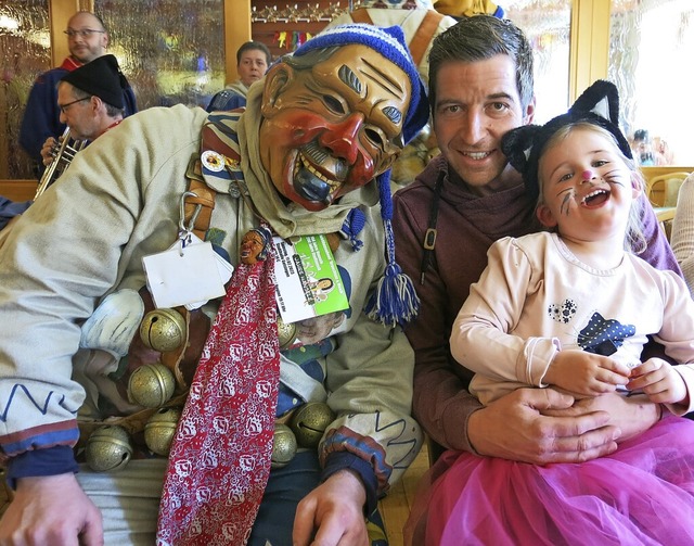 Der Pflumeschlucker und die Katzen-Pri... Berhrungsngste. Der Papa passt auf.  | Foto: Erhard Morath