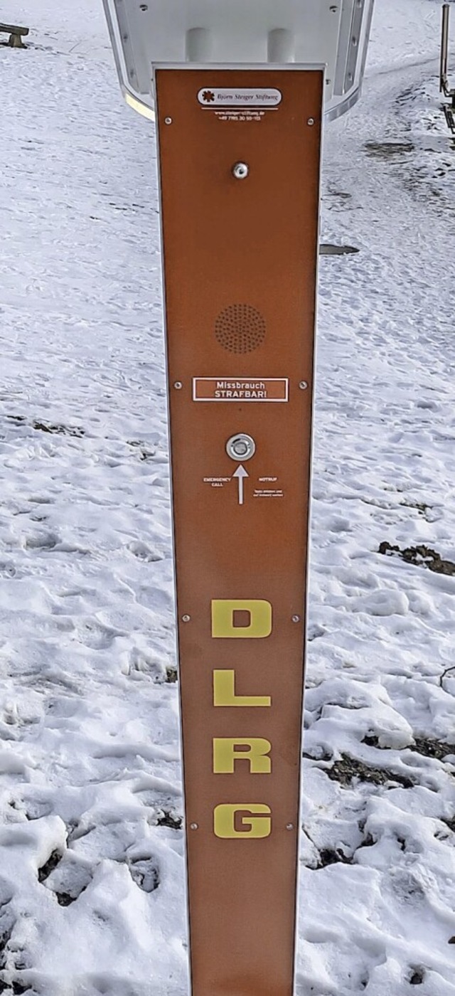 Die DLRG-Notrufsule ist eine neue Errungenschaft am Schlchtsee.  | Foto: Wilfried Dieckmann