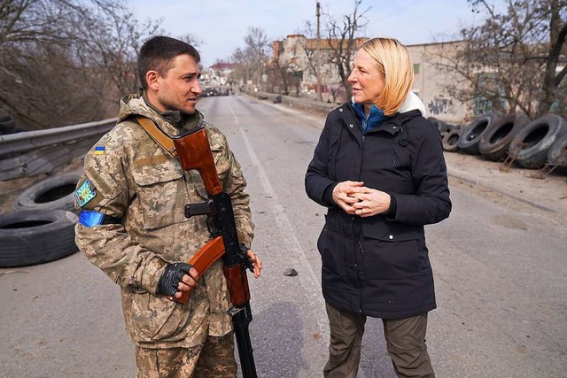 Die Journalistin Katrin Eigendorf im Gesprch mit einem ukrainischen Soldaten  | Foto: Timo Bruhns/ZDF