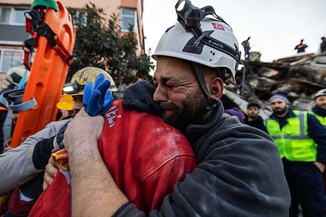 Ein Vater im trkischen Adana weint vo...ne Tochter wurde noch lebend geborgen.  | Foto: Svet Jacqueline (dpa)