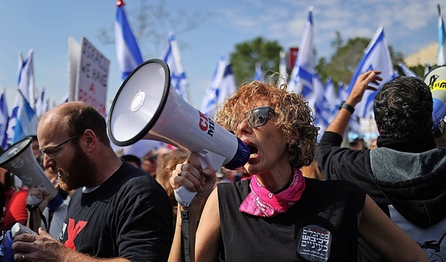 Mit Flaggen und Megaphonen: Demonstranten am Montag in Jerusalem  | Foto: Ilia Yefimovich (dpa)