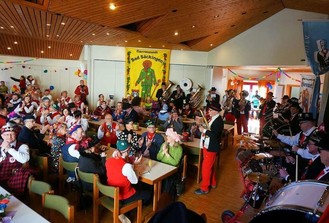 Die geladenen Gste gehen beim Zunftme...der Musik der Grufti-Band Tiengen mit.  | Foto: Ursula Freudig