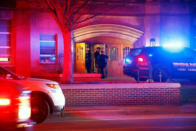 Die Polizei untersucht den Schauplatz ...gan State University am spten Montag.  | Foto: Al Goldis (dpa)