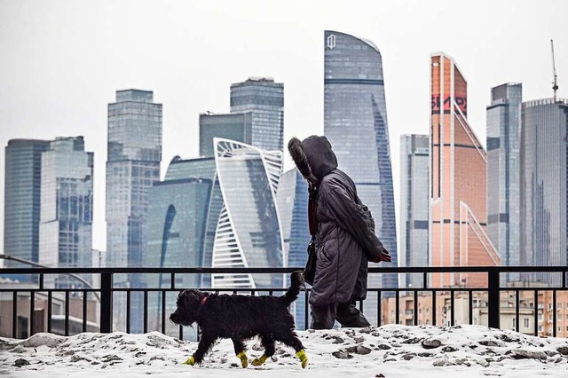 Die Menschen ziehen sich in ihr Privat...Szene in Moskau vor dem Bankenviertel.  | Foto: ALEXANDER NEMENOV