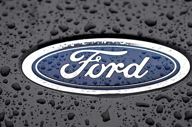 Das Ford-Logo auf der Motorhaube eines Autos.  | Foto: PAUL ELLIS (AFP)