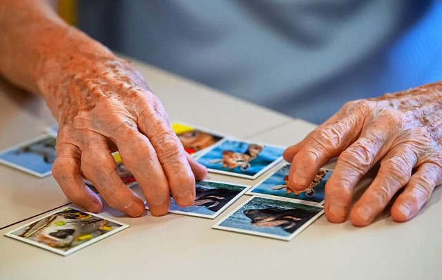 Bei Demenz hilft Gedchtnistraining. M...zieren knnen, helfen noch viel mehr.   | Foto: Sven Hoppe (dpa)
