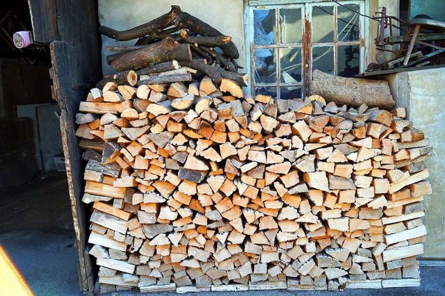 So ein Stapel Brennholz ist mittlerwei...zversteigerungen steigen immer weiter.  | Foto: Silke Hartenstein