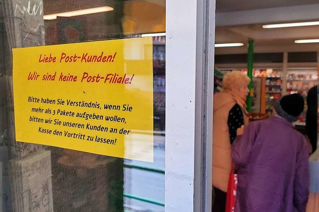 Mitarbeiter des Rtenbacher Dorfladens bitten ihre Postkunden um Rcksicht.  | Foto: Stefan Mertlik