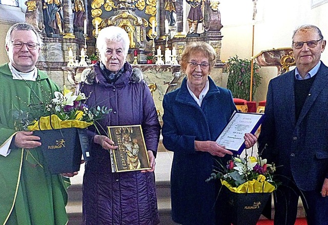 Gerda Schlenker und Iris Drle fr jahrzehntelangen Chorgesang geehrt.  | Foto: Verein