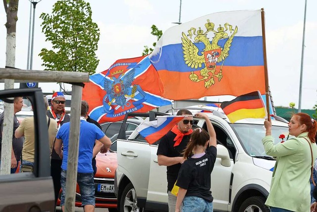 Eine Demonstration fr Russland und Putin trifft im Mai 2022 in Freiburg auf...  | Foto: Rita Eggstein