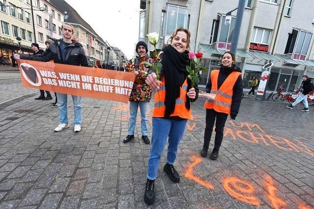 Protest gegen Klimapolitik: Stau für die Autofahrer in Freiburg, Blumen für die Fußgänger