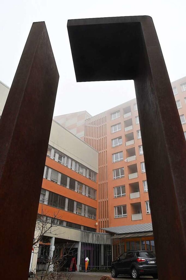 Das Lahrer Klinikum im Nebel: Was die ...andort bedeutet, ist weiterhin unklar.  | Foto: Wolfgang Knstle
