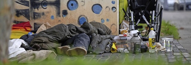 Ein wohnungsloser Mensch schlft in Stuttgart in seinem Schlafsack.   | Foto: Marijan Murat (dpa)