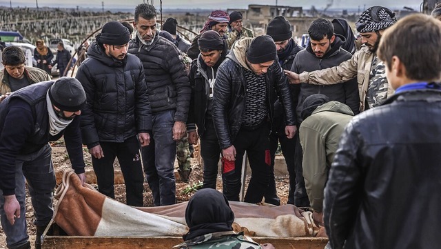 Ein Erdbebenopfer wird im syrischen Idlib beerdigt.  | Foto: Anas Alkharboutli (dpa)