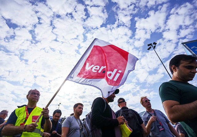 Verdi will am Freitag Flughfen bestreiken  | Foto: Frank Rumpenhorst (dpa)