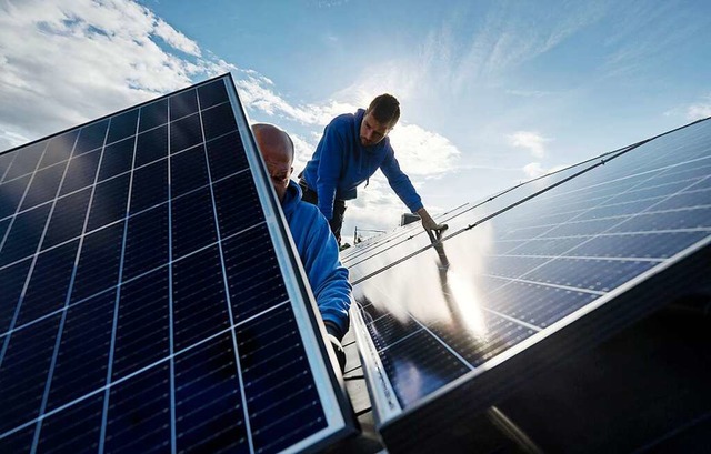 Der Ausbau der Photovoltaik spielt ein...040 die Klimaneutralitt zu erreichen.  | Foto: Marijan Murat (dpa)