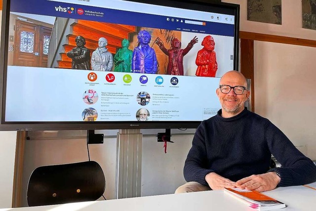 Harald Erbacher vor der neuen Homepage der VHS Lrrach-Steinen.  | Foto: Barbara Ruda