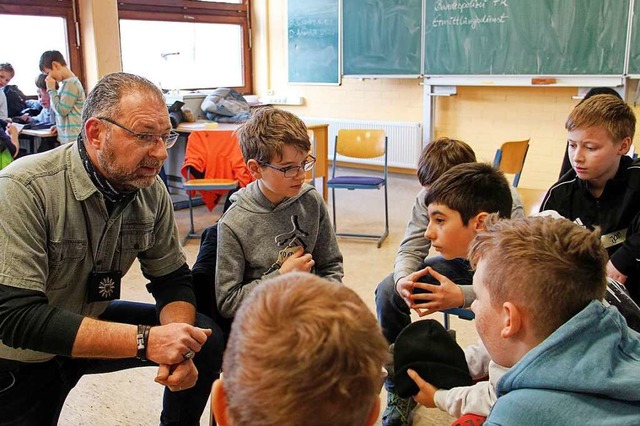 Thomas Schlageter von der Bundespolize... der Stefan-Zweig-Realschule Endingen.  | Foto: Ruth Seitz