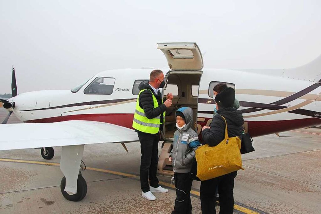 Der achtjährige Sascha und seine Mutte...eug. Pilot Michael Wagner begrüßt sie.  | Foto: Michael Saurer