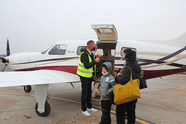 Der achtjhrige Sascha und seine Mutte...eug. Pilot Michael Wagner begrt sie.  | Foto: Michael Saurer