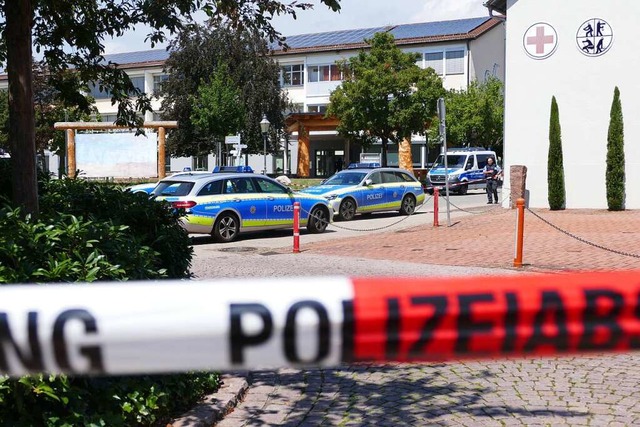 Die Polizei hat das Gelnde rund um das Bildungszentrum weitrumig abgesperrt.  | Foto: Alena Ehrlich