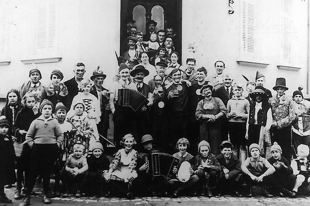 Dieses Gruppenfoto stammt aus dem Arch...1937 vor dem ehemaligen Deutschen Hof.  | Foto: Archiv Krakeelia