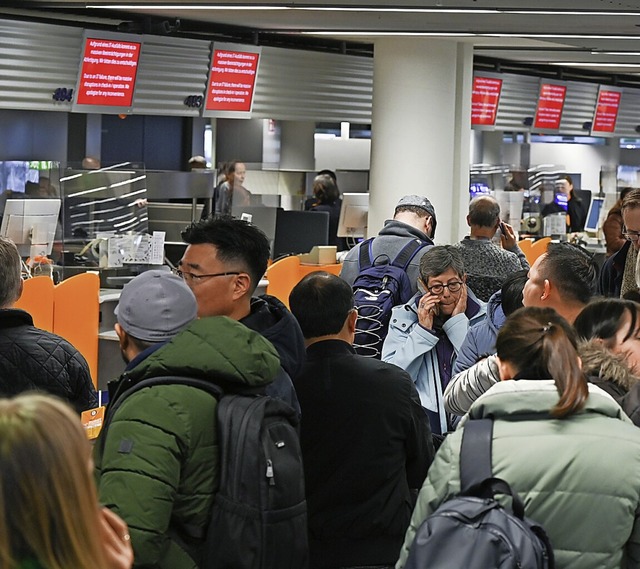 Stau an den Schaltern im Frankfurter Flughafen  | Foto: Arne Dedert (dpa)