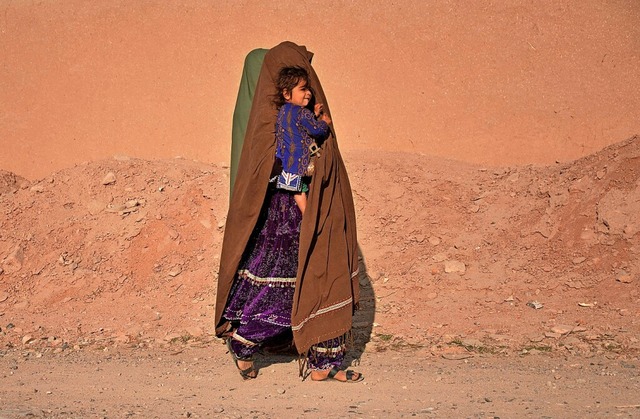 Eine afghanische Frau mit Kind in der Region Kandahar  | Foto: SANAULLAH SEIAM (AFP)