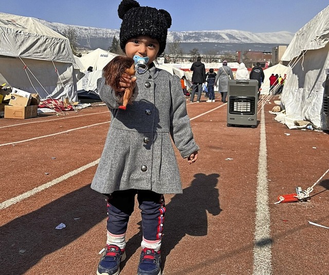 Fatma-Nur lag 56 Stunden unter Trmmer... mit ihrer Familie in einer Zeltstadt.  | Foto: Anne Pollmann (dpa)