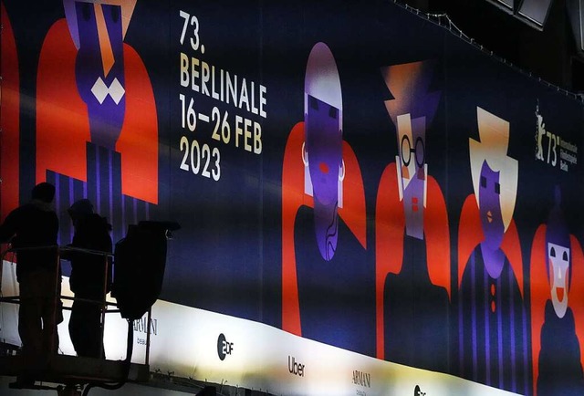 Die letzten Vorbereitungen laufen: Zwe...sdamer Platz ein Berlinale-Banner auf.  | Foto: Soeren Stache (dpa)