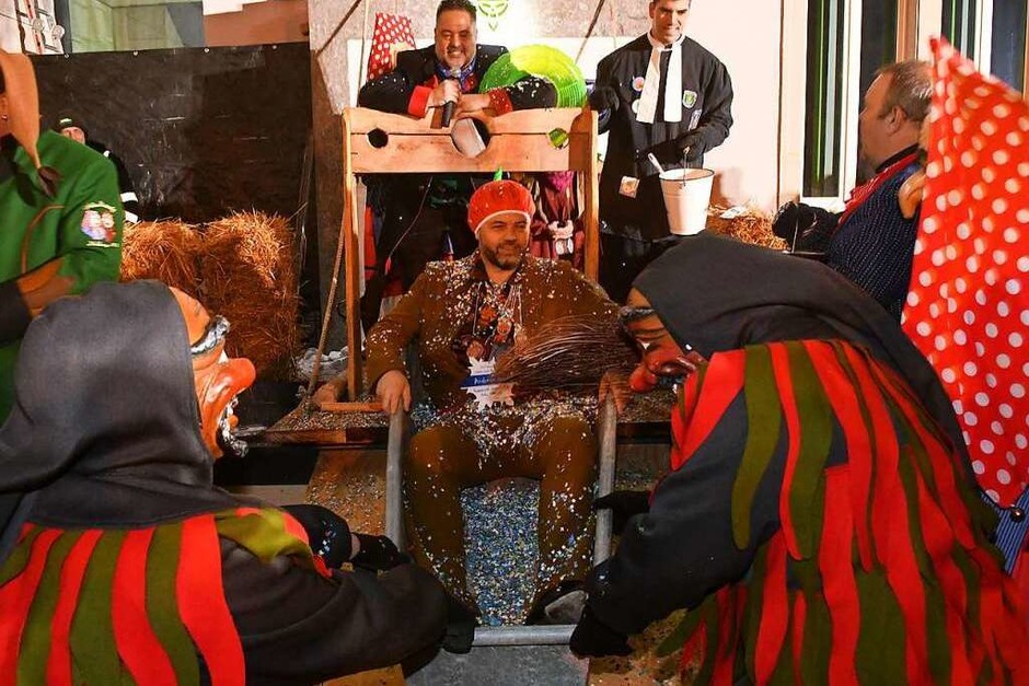 Die Hohberger Narren haben die Fasnacht eingeläutet – mit einem Rathaussturm zum 50-jährigen Bestehen der Gemeinde. (Foto: Wolfgang Künstle) Die Hohberger Narren haben die Fasnacht eingeläutet – mit einem Rathaussturm zum 50-jährigen Bestehen der Gemeinde. (Foto: Wolfgang Künstle)