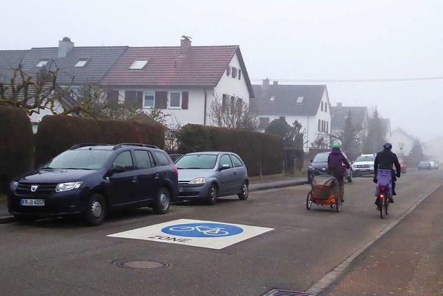 Zwei Radler drfen in der Fahrradzone nebeneinander fahren.  | Foto: Sylvia-Karina Jahn