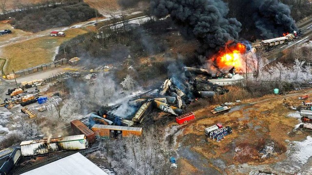 East Palestine: Dieses mit einer Drohn...olk and Southern-Gterzugs in Flammen.  | Foto: Gene J. Puskar (dpa)