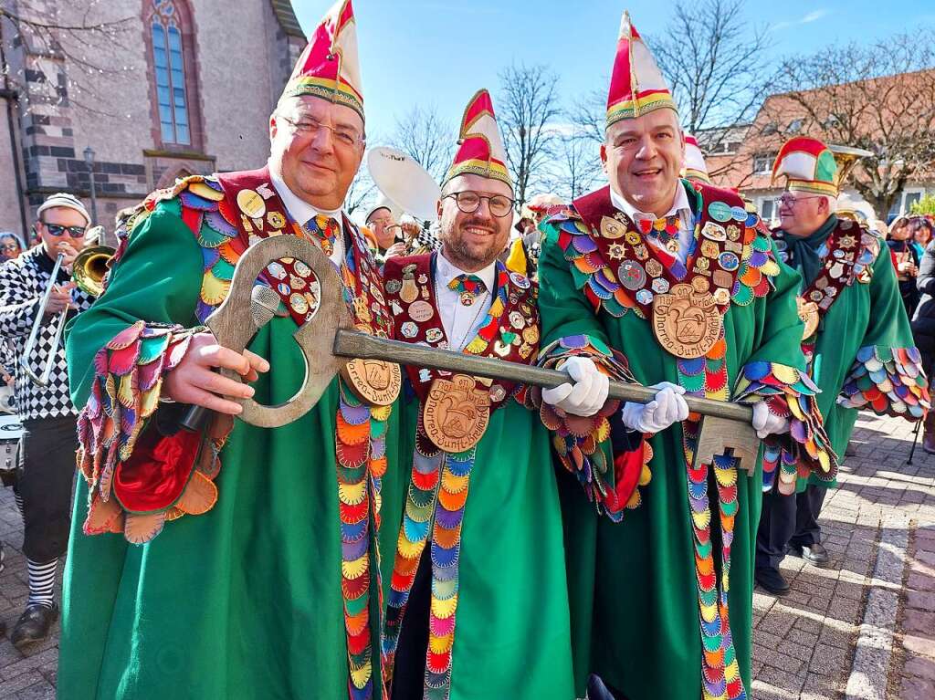 Sie haben, was sie wollen: Breisachs Zunftmeister Andreas Dewaldt, Thomas Grajewski und Peter Ehrhardt (von links) mit dem Rathausschlssel.