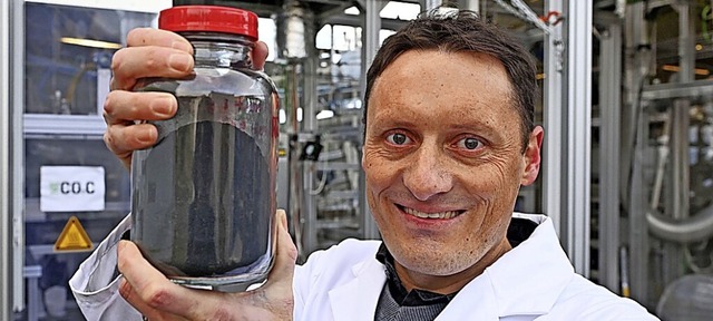 Benjamin Dietrich vom KIT zeigt das Carbon Black.  | Foto: Uli Deck (dpa)