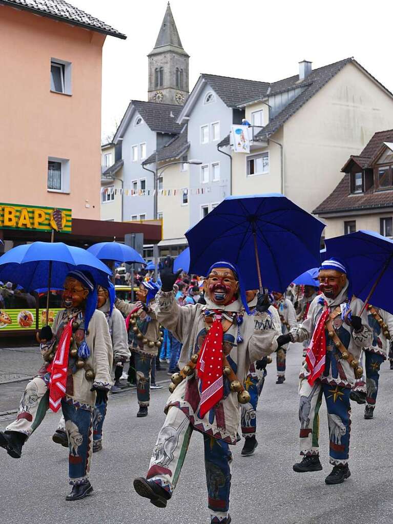 Ausgelassen starten die Pflumeschlucker beim Groen Narrensprung am Schmutzige Dunschdig in die Fastnachtszeit.