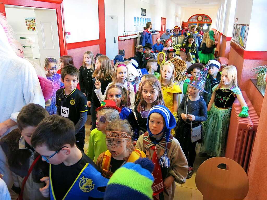 Was gibt es schneres als die Fastnacht? Die Bonndorfer Grundschler jubeln ber die Befreiung durch die Narren.