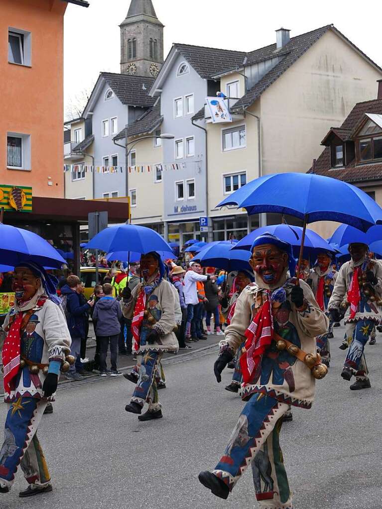 Ausgelassen starten die Pflumeschlucker beim Groen Narrensprung am Schmutzige Dunschdig in die Fastnachtszeit.