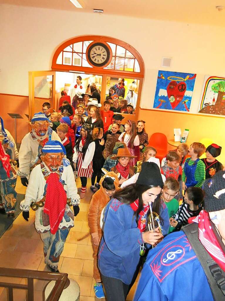 Was gibt es schneres als die Fastnacht? Die Bonndorfer Grundschler jubeln ber die Befreiung durch die Narren.