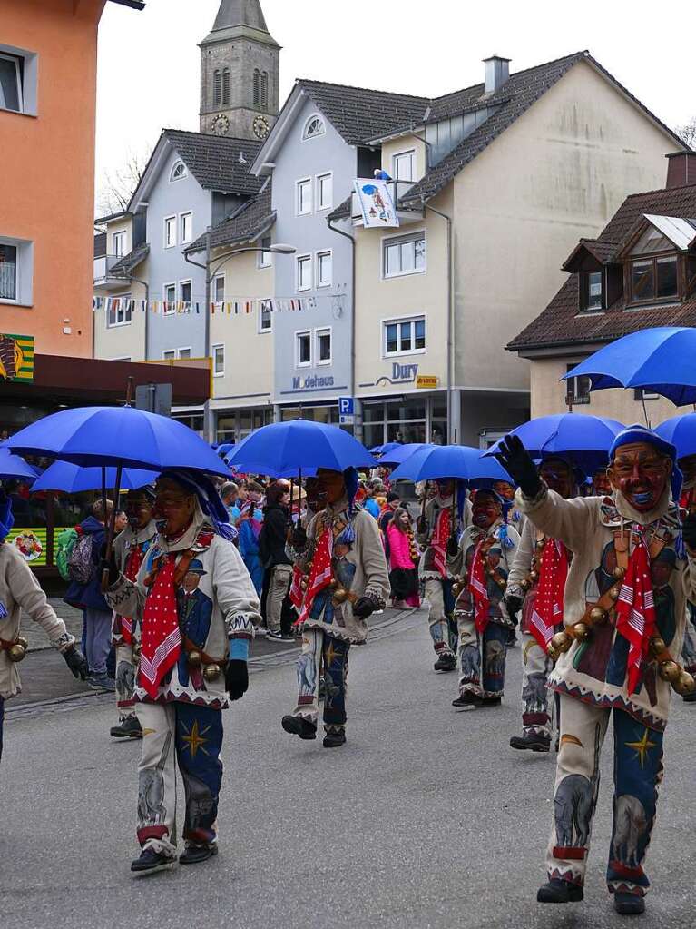 Ausgelassen starten die Pflumeschlucker beim Groen Narrensprung am Schmutzige Dunschdig in die Fastnachtszeit.