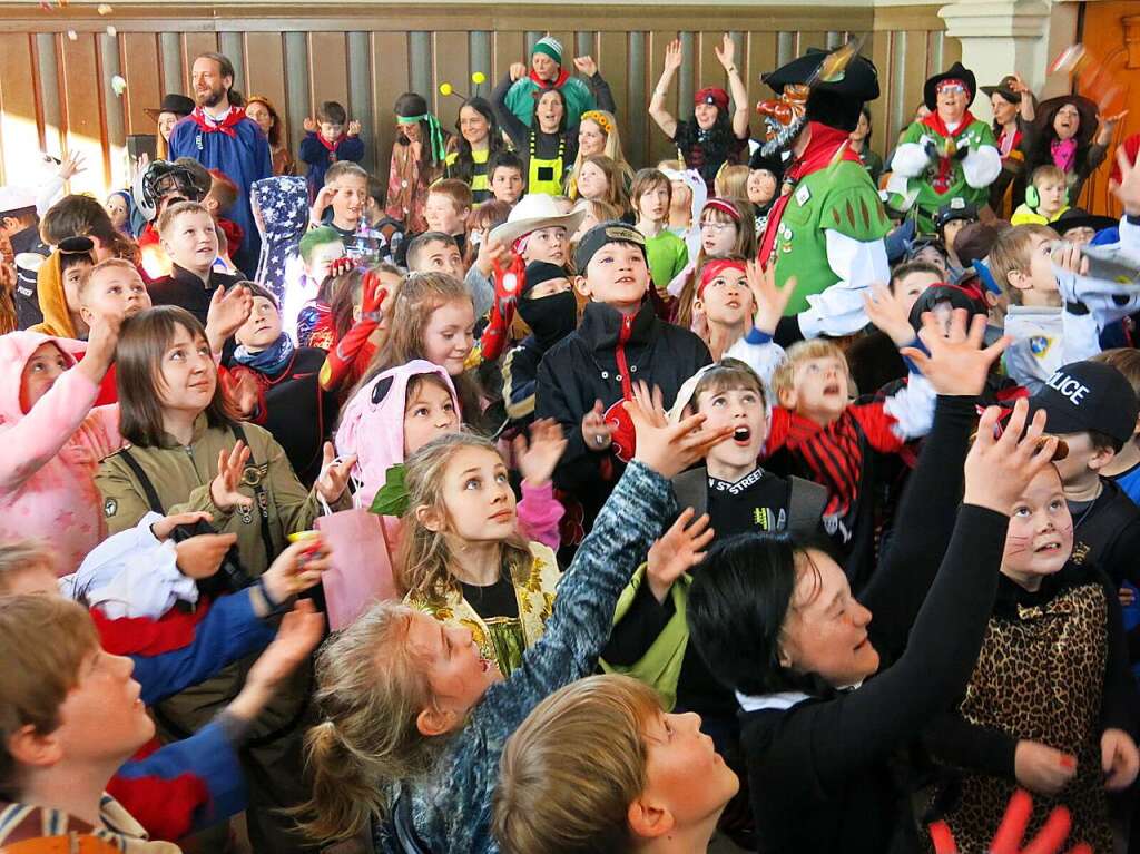 Was gibt es schneres als die Fastnacht? Die Bonndorfer Grundschler jubeln ber die Befreiung durch die Narren.