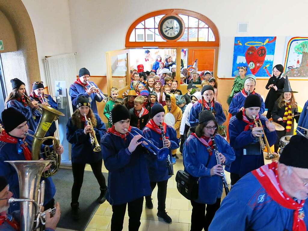 Was gibt es schneres als die Fastnacht? Die Bonndorfer Grundschler jubeln ber die Befreiung durch die Narren.