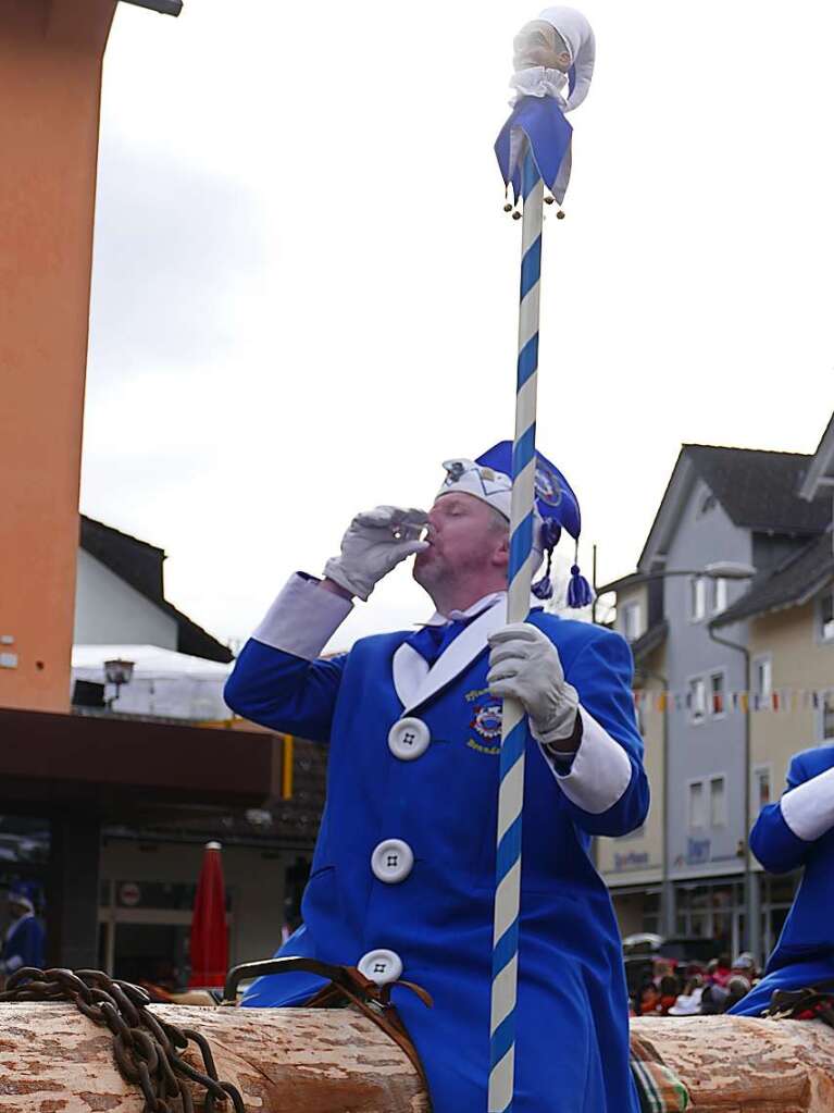 Ausgelassen starten die Pflumeschlucker beim Groen Narrensprung am Schmutzige Dunschdig in die Fastnachtszeit.